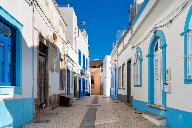 Białe i niebieskie domy typowe dla wioski rybackiej Olhao, Algarve, Portugalia