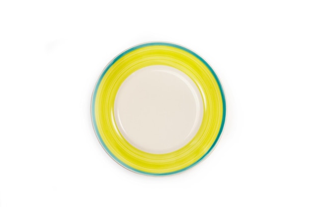 Białe i żółte ceramiczne okrągłe naczynie na białym tle w widoku z góry