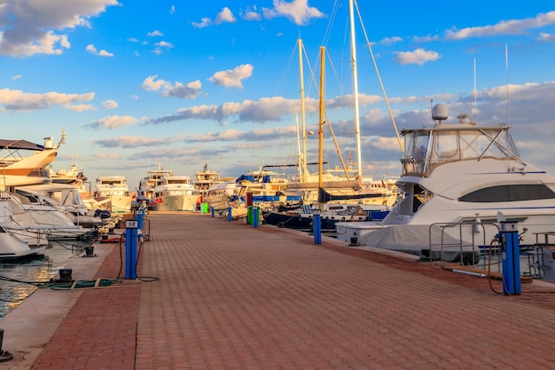 Zdjęcie białe jachty w porcie morskim hurghada egipt port z łodziami turystycznymi na morzu czerwonym