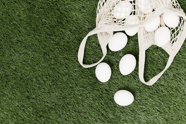 Zdjęcie białe jajka leżą na zielonym trawniku widok z góry wakacje wysokiej jakości zdjęcie