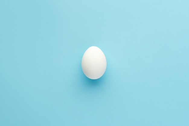 Białe jajko naturalne na niebiesko