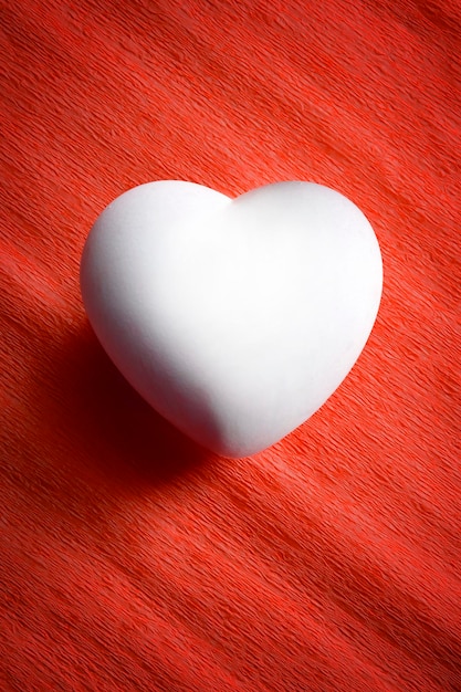 Zdjęcie białe jajko w kształcie serca