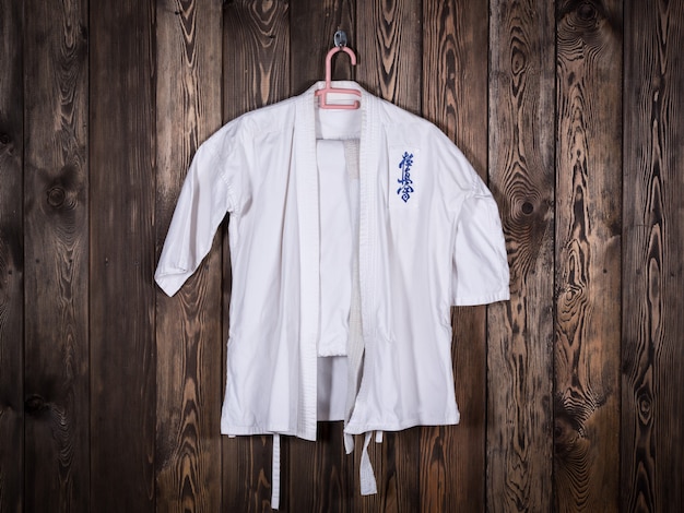 białe kimono do uprawiania sportów walki karate taekwondo