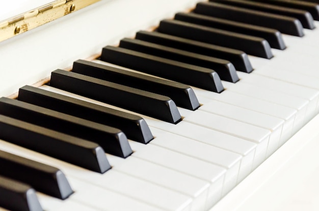 Zdjęcie białe klawisze fortepianu zamykają przestrzeń dla tekstu klawiatura fortepianowa