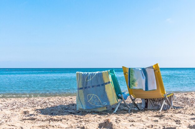 Białe krzesło na plaży