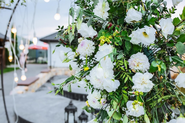 Białe kwiaty jako dekoracje Piękne detale na weselu Stylowe bukiety