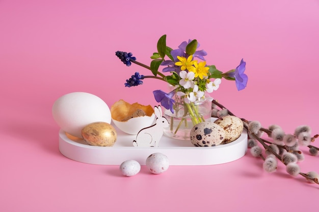 Białe kwiaty króliki i jaja wielkanocne na różowym tle i jaja wielkanocne на różowym tле