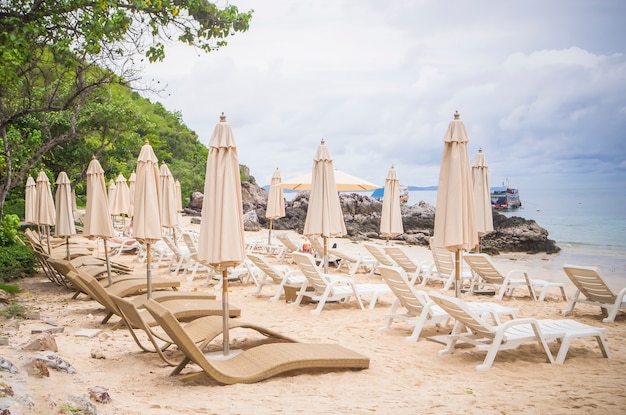 Białe Leżaki Na Plaży.