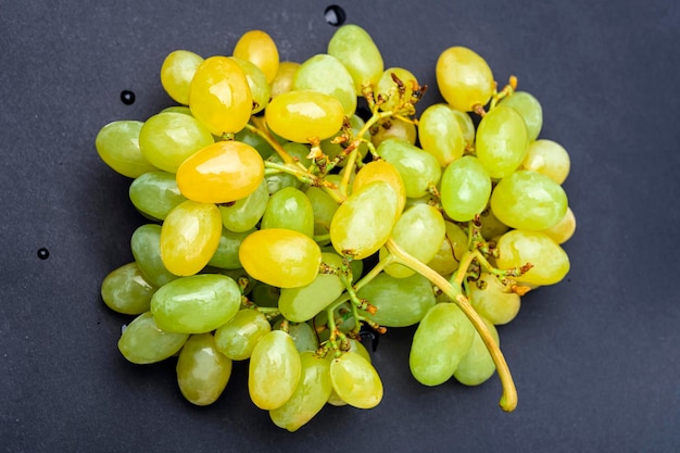 Białe lub zielone winogrona izolowane na czarnym tle