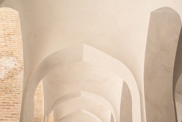 Białe łuki i łuki korytarza w meczecie Kalyan. Starożytne budowle średniowiecznej Azji. Buchara, Uzbekistan
