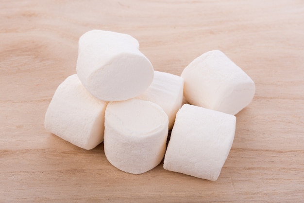 białe marshmallows na drewniane tła