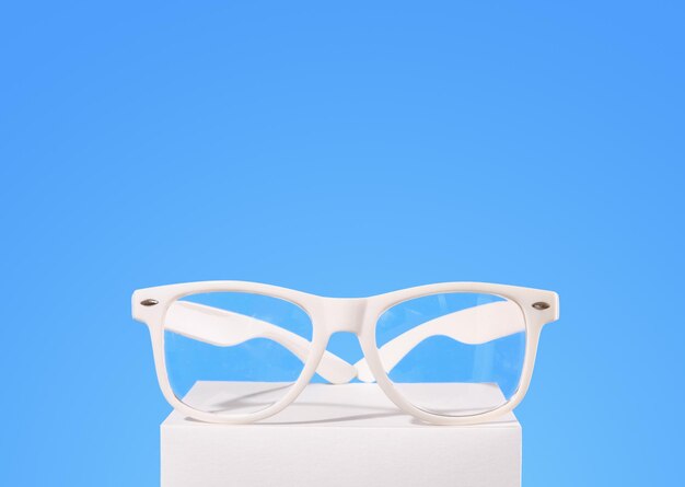 Białe okulary projektowe Stylowy element szafy Kopiuj przestrzeń dla tekstu