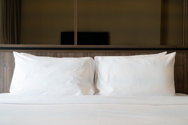 Białe poduszki na dekoracji łóżka w sypialni
