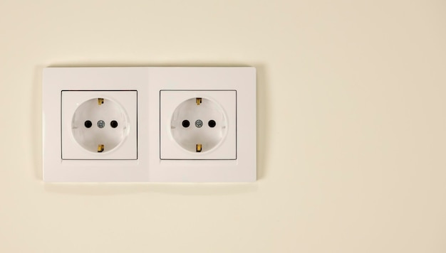 Zdjęcie białe podwójne gniazdko na ścianie koncepcja zasilania elektrycznego w domu