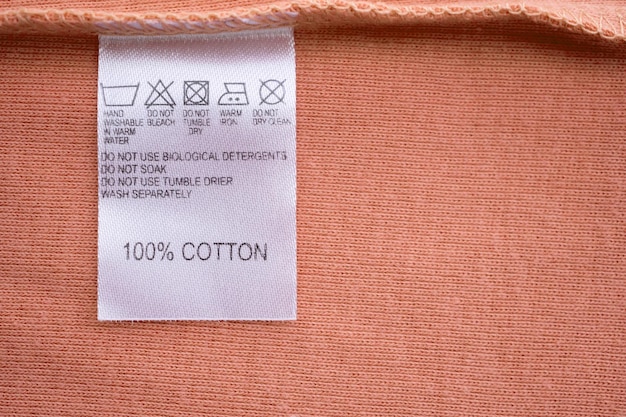 Białe pranie instrukcje prania etykieta na ubrania na bawełnianej koszuli
