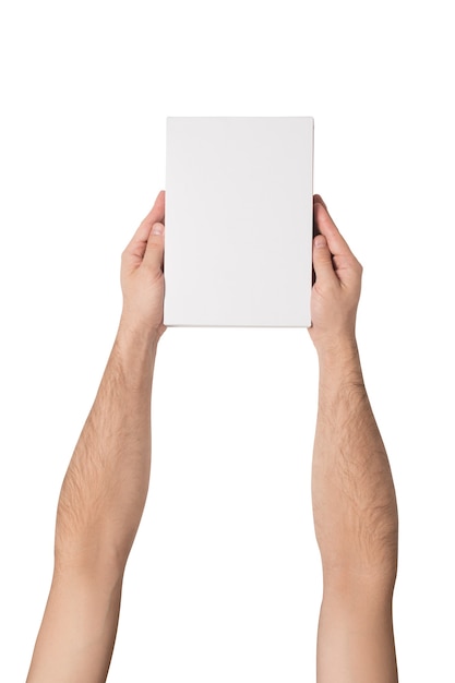 Białe prostokątne pudełko w męskich rękach