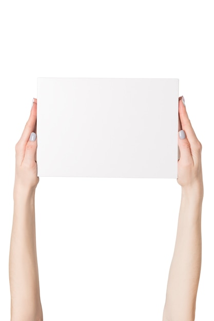 Białe prostokątne pudełko w rękach kobiet