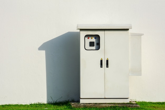 Białe pudełko elektryczne