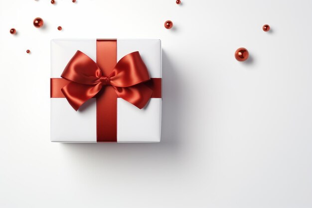 Białe pudełko z prezentami związane czerwoną wstążką i łukiem na białym tle