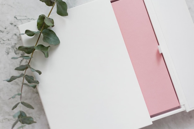 Białe pudełko z różowo-białym pudełkiem z napisem „słowo”