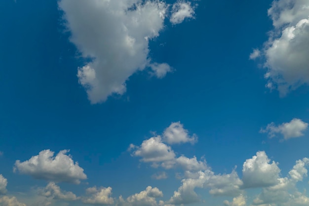 Białe, Puszyste Chmury Cumulus Na Letnim Błękitnym Niebie