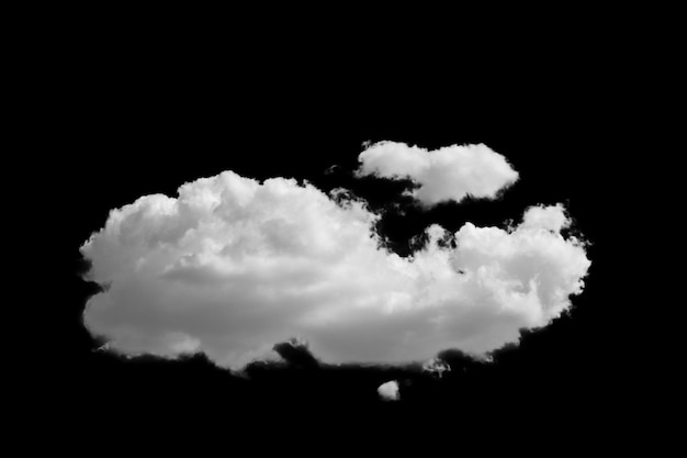 białe puszyste chmury wyróżniające się na czarnym tle i błękitnym niebie