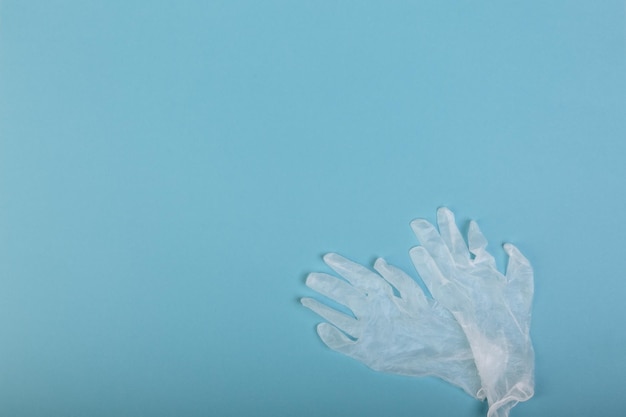 Białe rękawiczki chirurgiczne izolowane na niebieskim tle Koncepcja chronią przed infekcją lub skażeniem