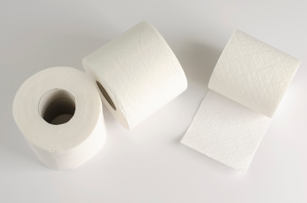 Białe rolki papieru toaletowego na białym tle.