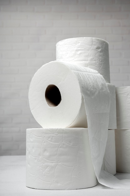 Białe rolki papieru toaletowego