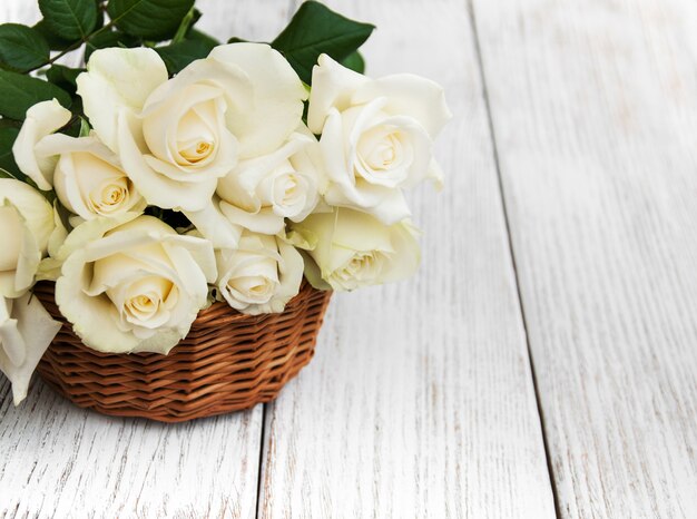 Białe Róże W Koszu