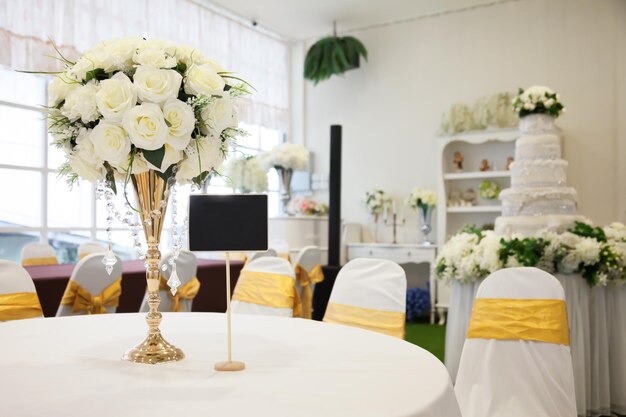 Zdjęcie białe róże w wazonie na stole