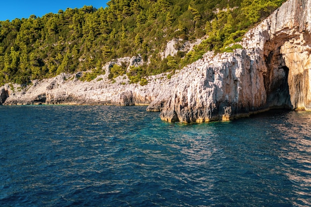 Białe skały tworzące jaskinię na morskiej plaży na wyspie Korfu