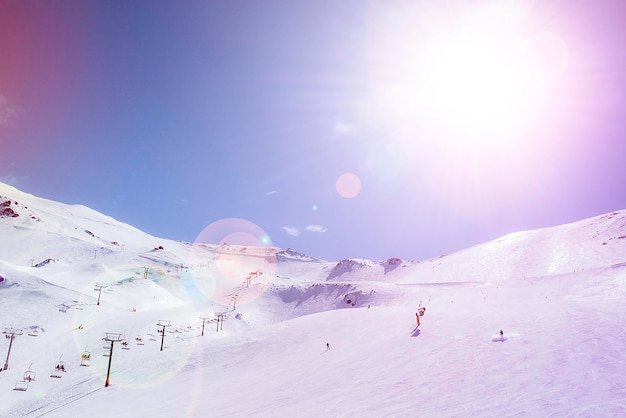 Białe światło dzienne w Snow Mountain na stacji narciarskiej w Nowej Zelandii