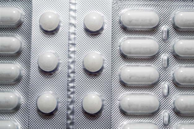 Białe Tabletki Leku W Blistrze Koncepcja Medycyny Lub Nadużywania Narkotyków