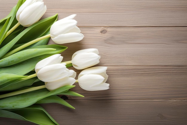 Białe tulipany na drewnianym stole