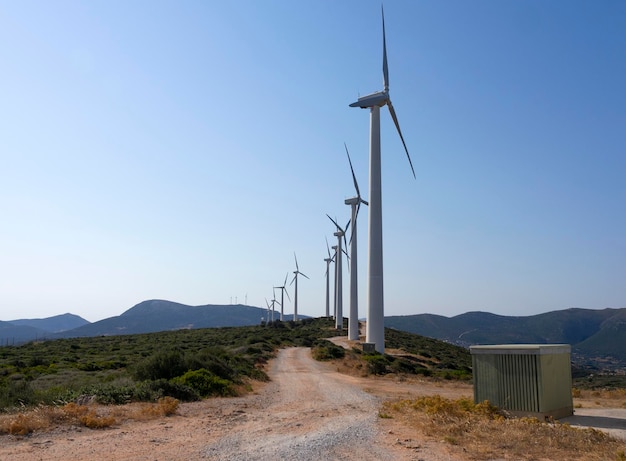 Białe turbiny wiatrowe na tle błękitnego nieba na greckiej wyspie Evia w Grecji