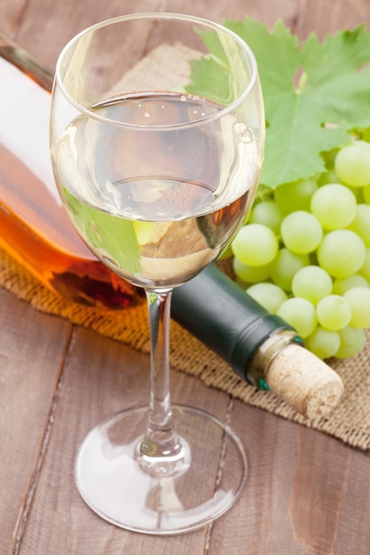 Białe wino i winogrona