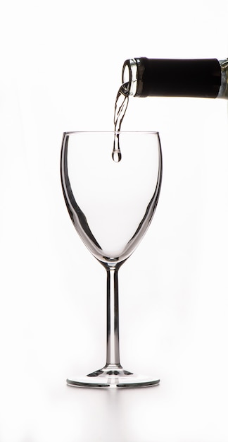 Zdjęcie białe wino wlewające do szklanki z butelki