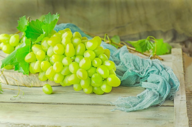 Białe winogrona Winogrona na drewnianym stole Słodkie zielone winogrona na drewnianym tle