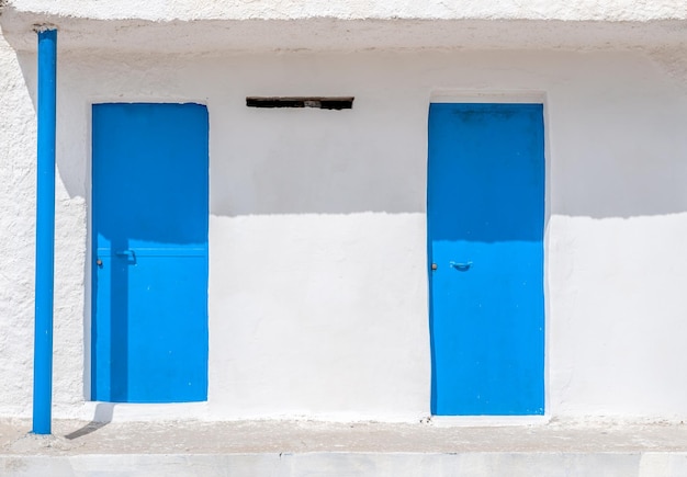 Biało-niebieski budynek na plaży