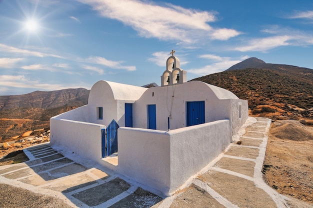 Biało-niebieski kościół na wyspie Anafi