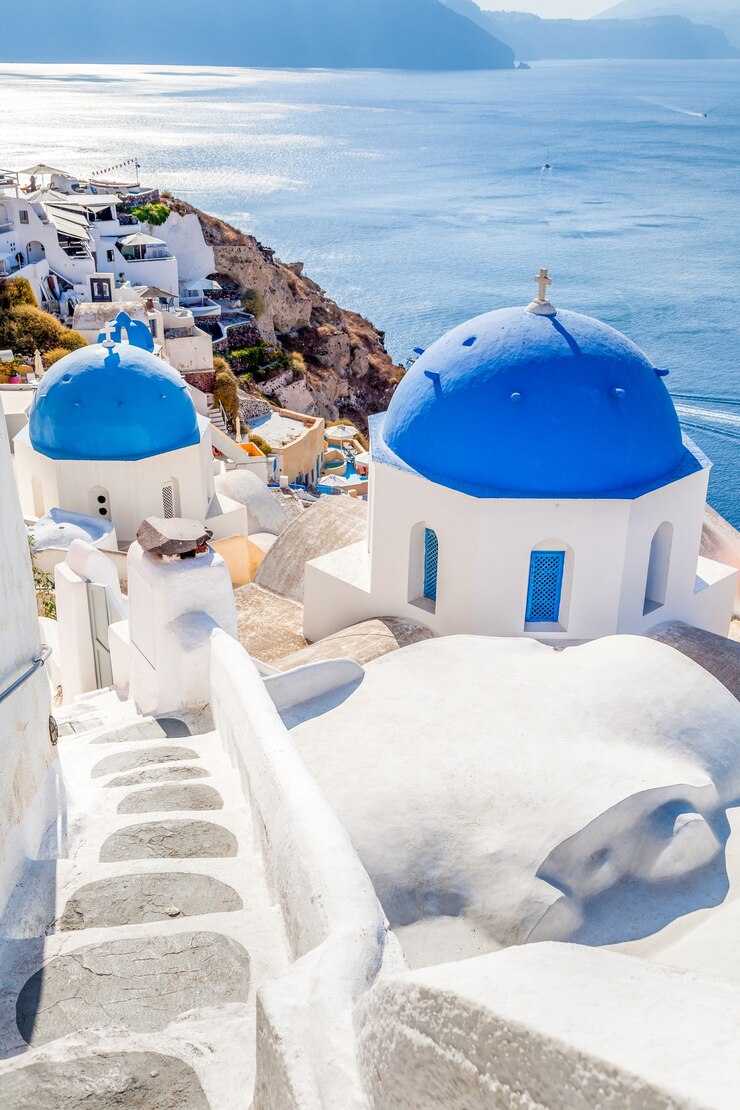 Zdjęcie biało-niebieski wieś oia na wyspie santorini, grecja