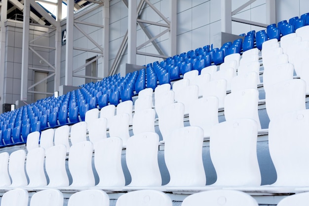 Biało-niebieskie siedzenia na stadionie