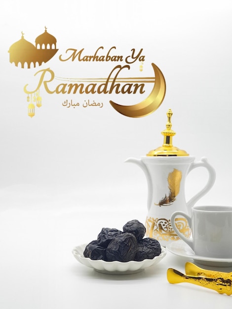 Biało-złoty znak z napisem „ramadan”.