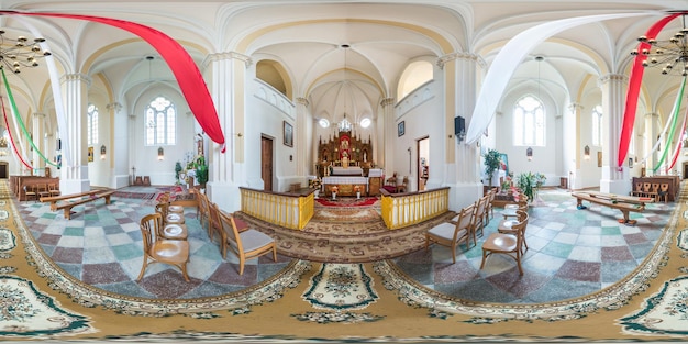 BIAŁORUŚ MAJ 2018 Pełna sferyczna bezszwowa panorama hdri kąt 360 stopni wewnątrz wnętrza starego gotyckiego kościoła katolickiego w projekcji równoprostokątnej VR AR content