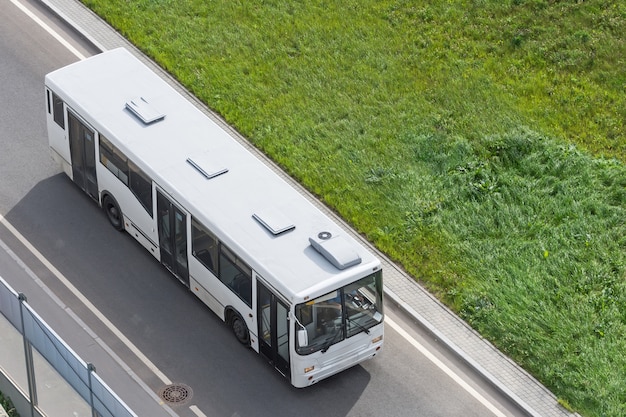 Biały Autobus Miejski Poruszający Się Po Autostradzie, Widok Z Góry