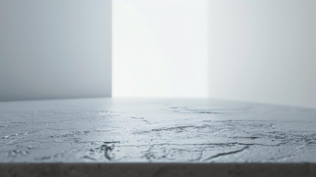 Biały betonowy stół z szorstką teksturą na białym tle Stół jest skupiony, a tło rozmyte