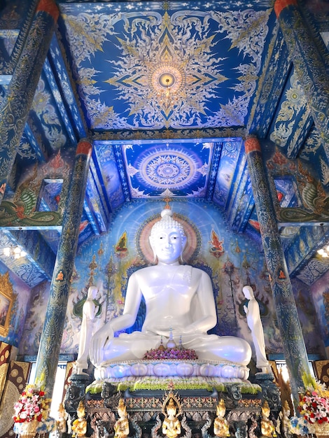 Biały Budda w Niebieskiej świątyni Wat Rong Seur Dziesięć świątyni w Chiang Rai, Tajlandia.