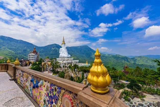 Biały Buddha w Wacie Phra Który Pha Syna Kaew świątynia przy Phetchabun Tajlandia