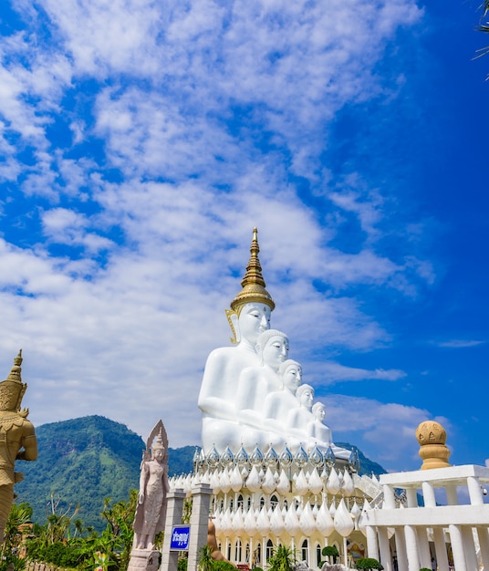 Biały Buddha w Wacie Phra Który Pha Syna Kaew świątynia przy Phetchabun Tajlandia